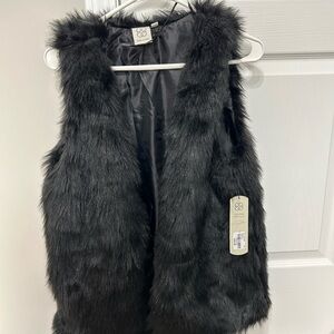 Daisy Fuentes Women’s Black Faux Fur Vest
